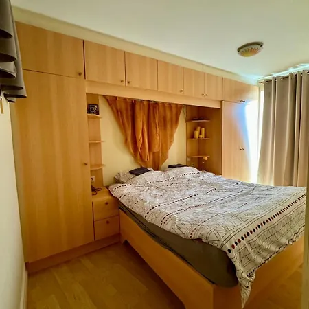 アパート Ruim Met 3 Slaapkamers Naast Het *